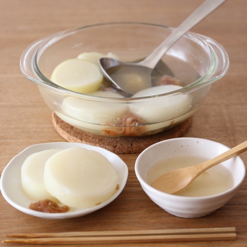 カフェカプチーノ 全店にて シナモン香る甘くてスパイシーなコーヒー。 アクセントにビターチョコとレモンピール。 この木のようなスティックはシナモンスティックです。 浸して混ぜれば シナモンの香りが更に増します。 香りを出すためにしばらく浸していてもいいです