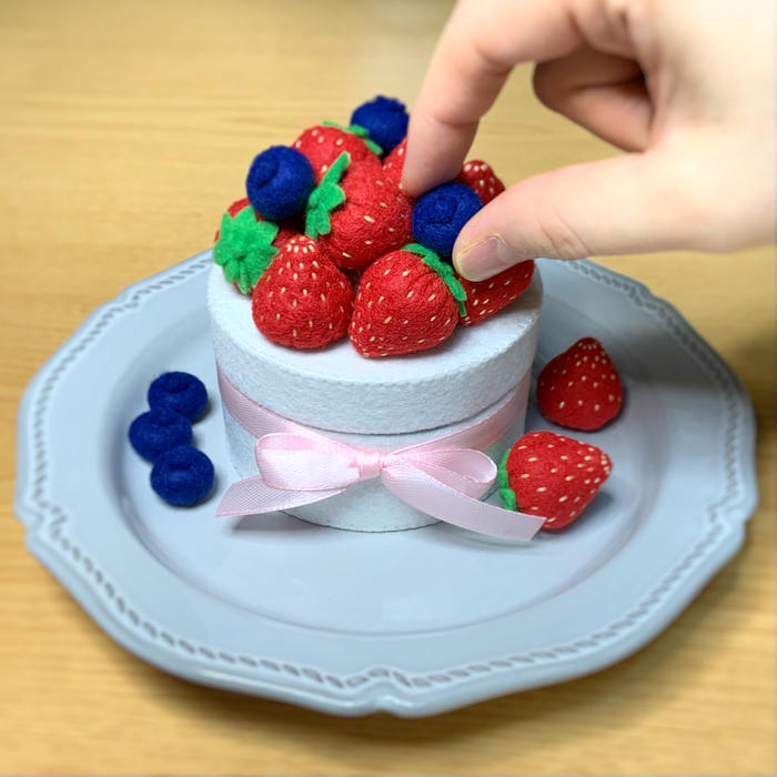 苺盛り沢山ホールケーキ フェルトケーキ アニバーサリーケーキ 百日祝いケーキ - MAY-9253'S GALLERYminnebyGMOペパボ 国内最大級のハンドメイド・手作り通販サイト