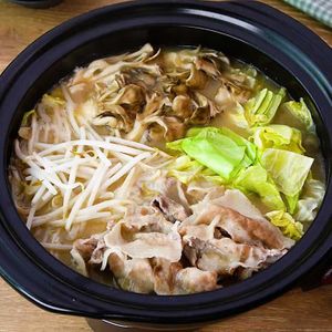 白菜とれんこんと小松菜の鶏だし・うま塩鍋の献立 主食：子供 向けのぶっかけうどん、副菜：油揚げと水菜のピリ辛和え 献立・メニュー 味の素パーク たべる楽しさを、もっと