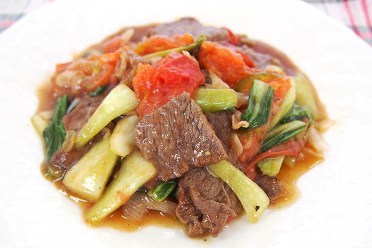 レシピ付き 牛肉とトマトの卵炒め 牛肉を使って、トマトの美味しい炒め物！ 牛肉とトマトの炒め物を卵と合わせて。オイスターソースと「ラカント低糖質万能うまみ酢」が濃厚でさっぱりおいしく、卵にはラカントS顆粒を入れて。 甘めに味付けすると美味しいです。 ー・ー