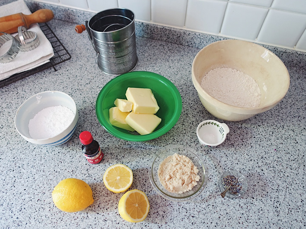 こんばんは！ 明日は終日雨予報 ドリンクをオーダー頂いたお客様には ラベンダーショートブレッドをご用意 しております ^^明日も旬の無農薬桃を使ったスイーツをご用 意して皆様のご来店をお待ちしており ます♡ オーガニックブレッドを事前予約頂い たお客様へのお