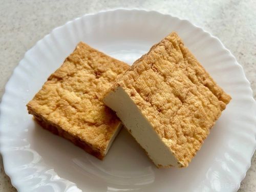 厚揚げはレンジで油抜きが簡単！レンチンだけで作れるレシピもご紹介 - macaroni