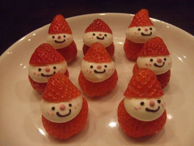 オーブン不要 サンタの顔がかわいい！菓子パンで作る「サンタのハーフケーキ」