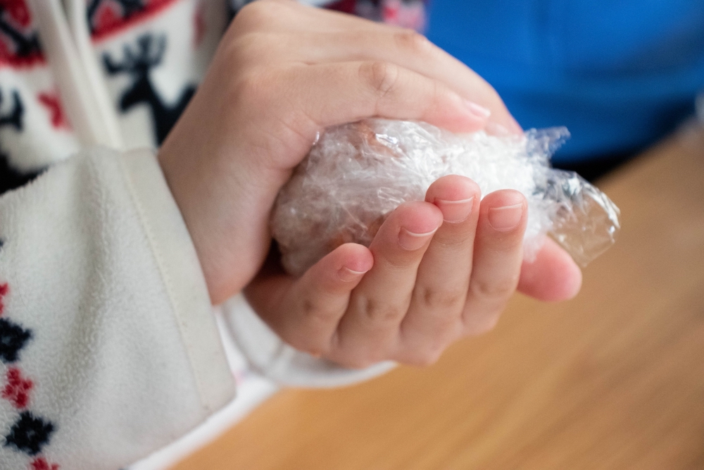 おにぎりをラップ、アルミホイルで包んだら？ ３時間後に比べた結果に、家族がわいた – grapeグレイプ