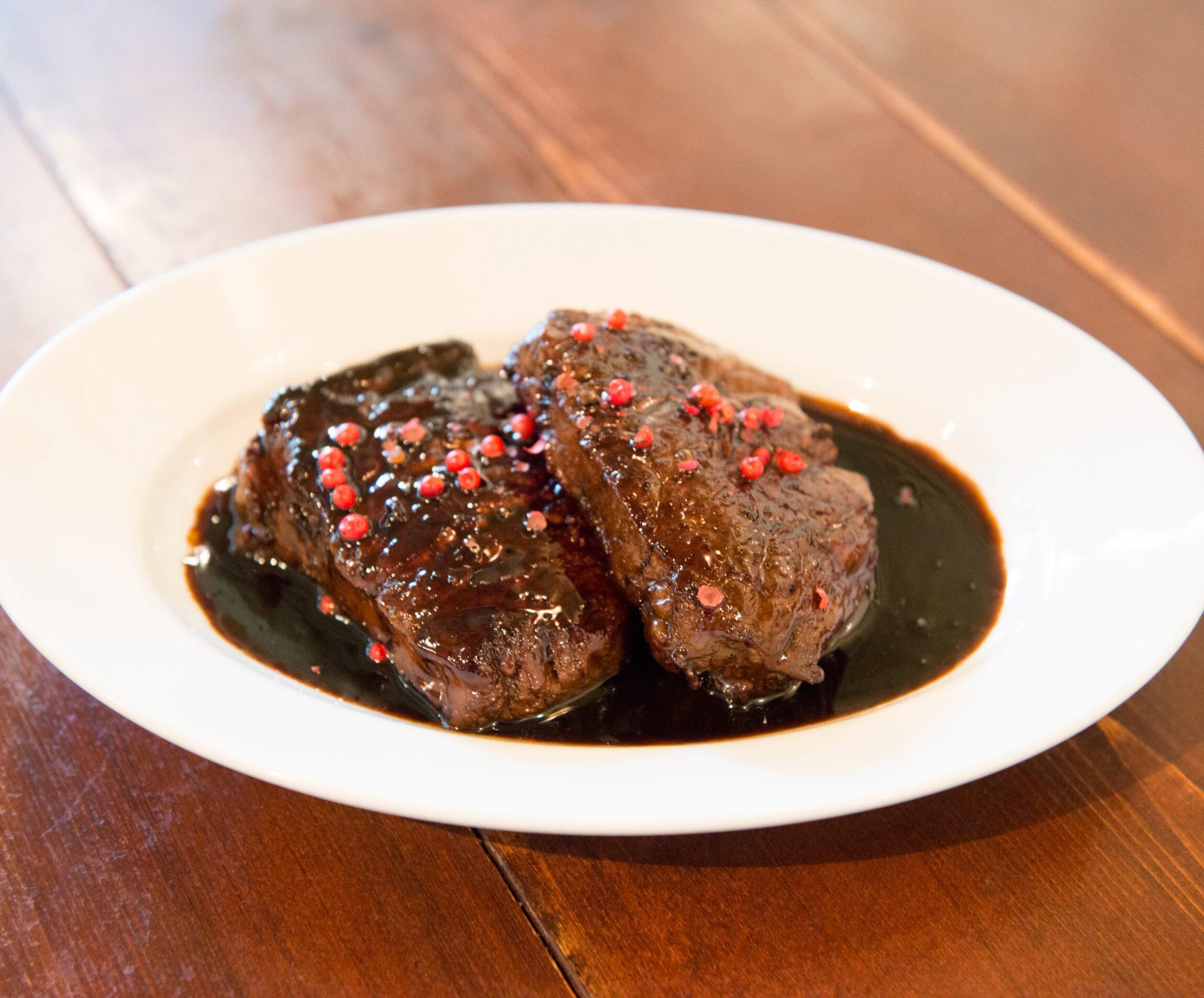 千 麻子「うつわと料理」 牛ヒレ肉のステーキと三彩蓮池水禽文皿 - SUMAU -あなたの日常に、心動かす出会いをデザインするモリモトのWEBメディア