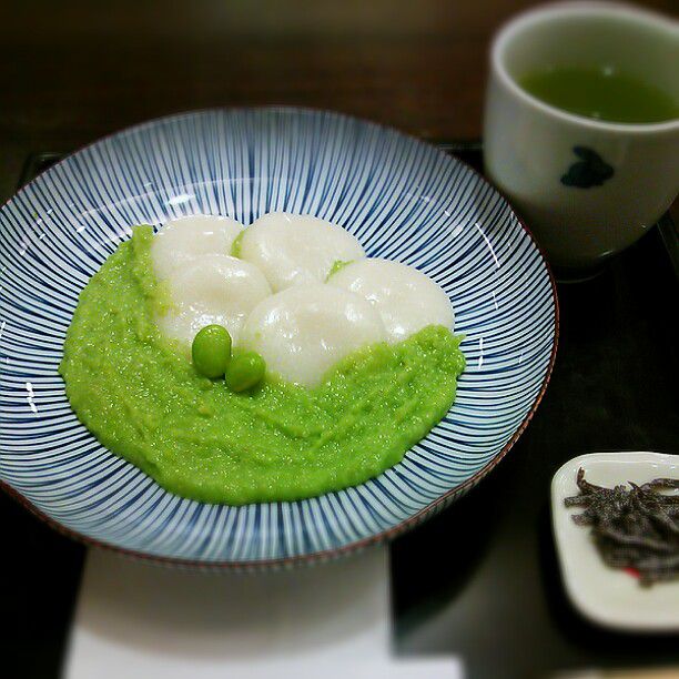 こんにちは！, スタッフの松原です。, 本日は、新しく発売するおはぎを紹介します😊, 新商品は, 「ずんだのミニおはぎ」です。,仙台出身の僕が、丹精込めて枝豆から作っています😏, 優しい甘さが特徴です！！, 数量限定での販売となりますので、, お早めにお買い求めください！,寝かせ玄米醗酵醗酵調味foodyuwaeru寝かせ玄米のある生活玄米寝かせ玄米いろは