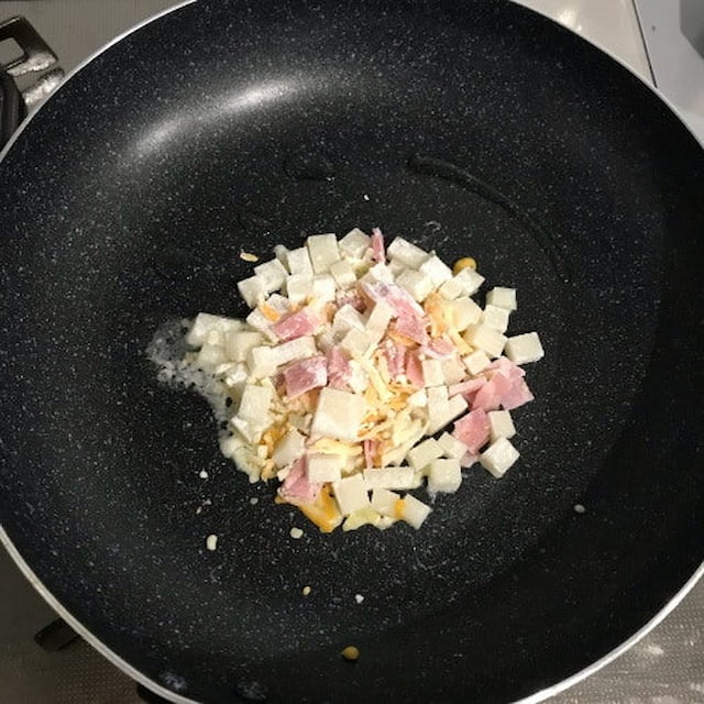 ハッシュド餅ベーコンチーズ＜材料 2人分 ＞ 切り餅 2個 約100gベーコン ハーフ2枚 ピザ用チーズ 大さじ4 片栗粉 大さじ1黒こしょう 粗びき適量 しょうゆ 適量 サラダ油 適量 ＜作り方＞ 1．餅とベーコンは7mm角くらいに切ってボウルに入れ、チーズ