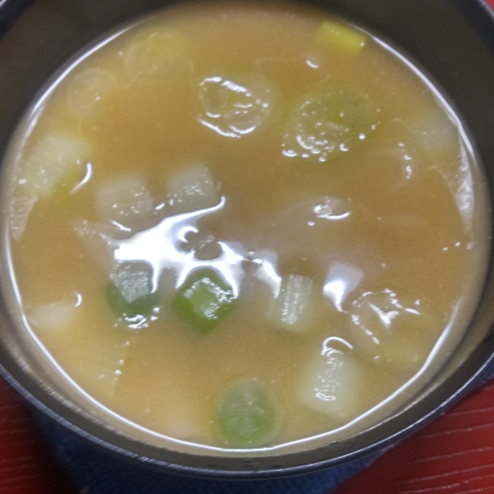 セブンプレミアム “すみれ味噌ワンタンスープ” 本店限定のメニューを再現した濃厚な一杯きょうも食べてみました