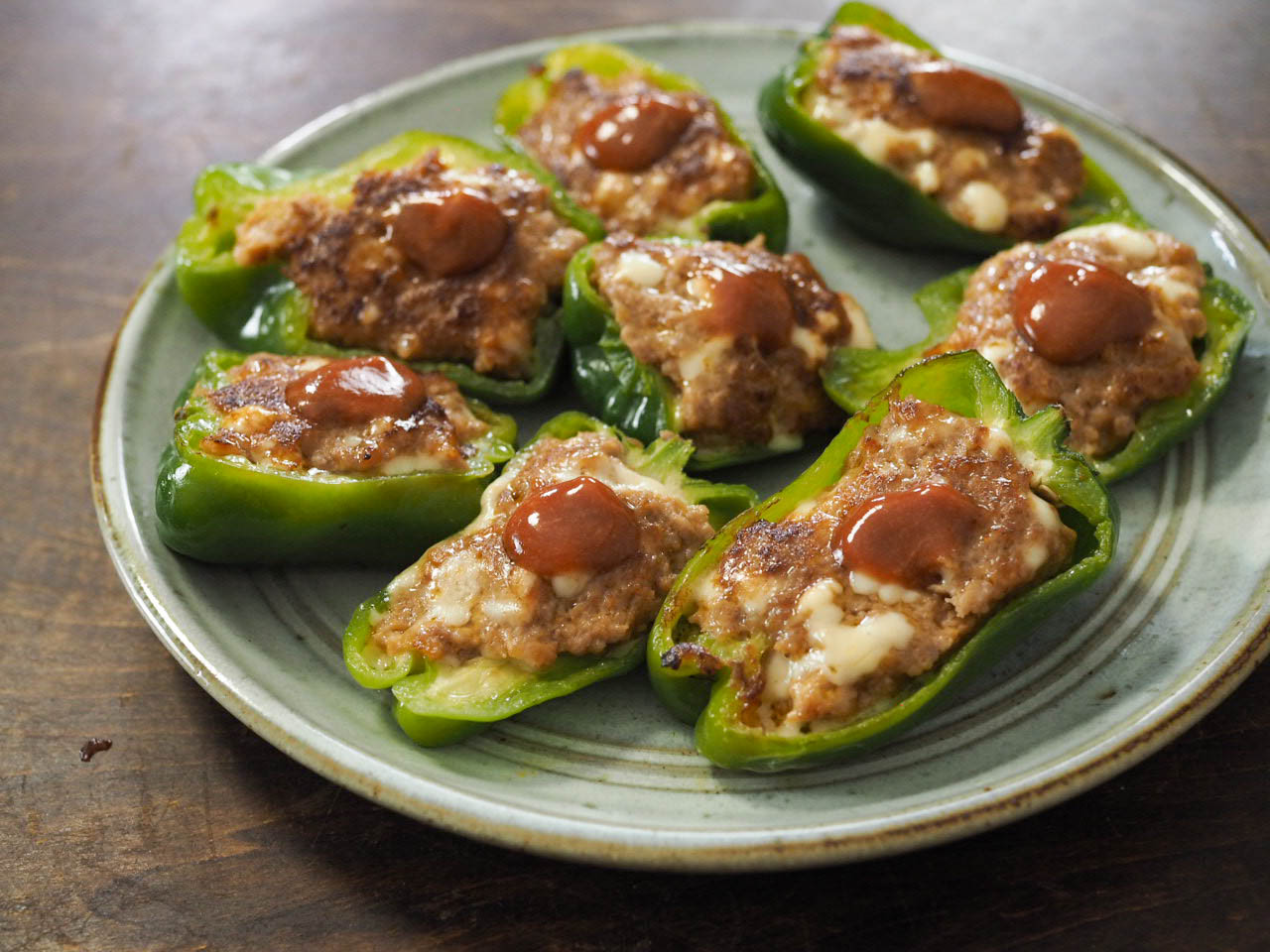 レシピはこちら💁‍♀️, 材料, •ピーマン3個, •合い挽きミンチ200g, •塩、胡椒適量, 調味料, •しょうゆ大さじ1,•ウスターソース大さじ1, •みりん大さじ2, •料理酒大さじ2, •ケチャップ大さじ2, •砂糖小さじ1,1ピーマンを縦半分に切り、種をとる, ミンチをボウルに入れ塩、胡椒をして, 粘りが出るまでしっかり混ぜる,