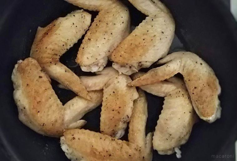 夜ご飯 📝 献立 ＊手羽先の塩焼き ＊余り野菜のお味噌汁 ＊ポテトサラダ ＊ピーマンちくわの金平 ＊🍇 手羽先と🍺、永遠に食べられる組み合わせ🤤🤤今日もおつかれさまでした♡おうちごはんouchigohan夕飯夜ごはん夜ご飯dinnerfoodstgramfoodphot