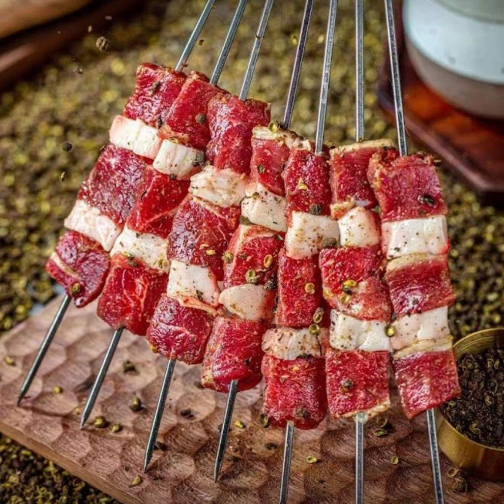 じゃ〜ん🤗上野にある羊不同さんに行って来ました❤️ なんと✨TBS情報番組で紹介された卓上ロースターで焼立てラム串を堪能できるお店よ😋💕 ⁡中国で27店舗以上を展開するファッショナブルな串焼き店が日本初出店✨ネオンきらめくお洒落な店内で羊肉串をはじめとした約