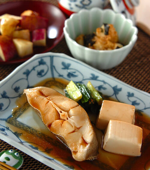 晩ごはんの献立 ＊カレイの煮付け ＊温野菜サラダ ＊かぼちゃとそぼろの煮物 ＊きゅうりとわかめとカニカマの酢の物 ＊納豆 ＊中華スープ温野菜サラダは野菜に熱を通すことで かさを減らして一度にたくさんの量が 食べられるうえに、消化しやすく、 冷えた体を温めてくれ