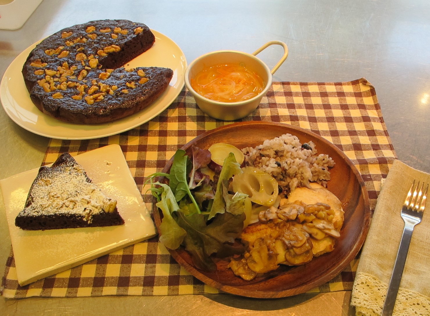 お料理教室のご案内バレンタイン直前開催！ 作ってラッピングしてお持ち帰りする お料理教室です！濃厚テリーヌと口溶けよいトリュフショコラの２種類をお作りします。 ご予約は DMかお電話にてお受けしますのでお問い合わせくださいね。今回はヴィーガンではなく