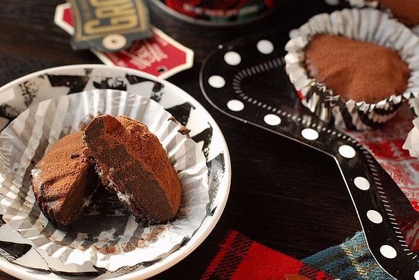 材料3つ 混ぜて冷やすだけ！生チョコタルト作り方！ 材料 ◯生チョコタルト ・チョコレート200g ・生クリーム180g ・オレオ150g 1.オレオ を細かく砕き、生クリーム30mlを入れて混ぜる。 2.型に入れて押し固め、冷蔵庫で冷やす。 3.チョコレートを細かく割り、500wの電子