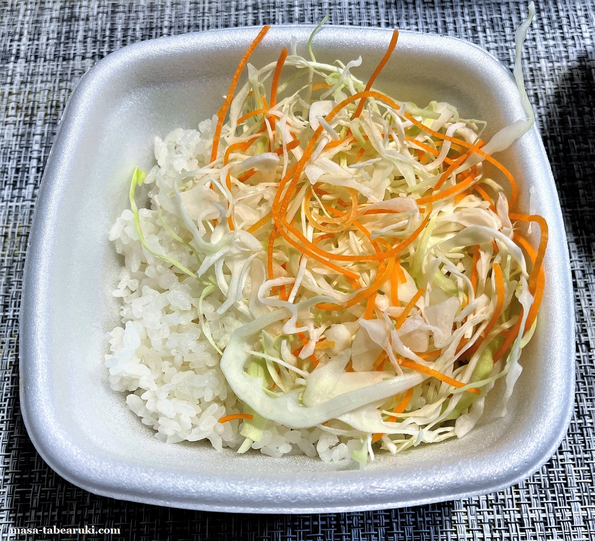 yuina. こんばんは🍃 先日の晩ご飯です！ ▷鶏の唐揚げのネギ塩だれ丼 ▷豆腐と青さのお味噌汁 この日は、前日の唐揚げの余りを使ってからあげ丼にしました☺️ ネギ塩だれとお味噌汁だけ作って おサボり晩ご飯でした🌿 今週から1週間お休みを頂いて沖縄旅行に来てい