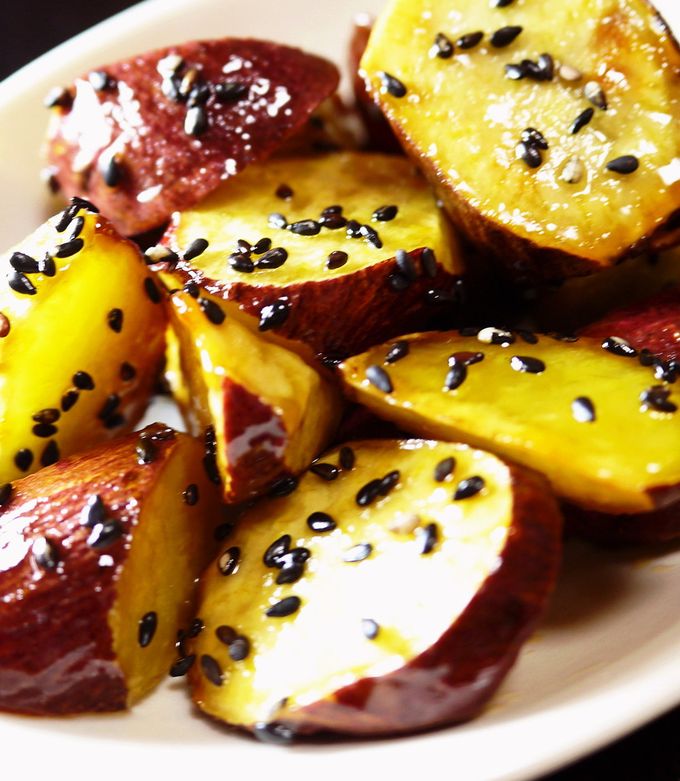 大学芋の作り方🍠とにかく簡単で本格的なレシピが できました 揚げずに作れる！ フライパンで簡単！ 油大さじ2でOKでできる！ぜひ、作ってみてください🍠. ✎*□材料 ・さつまいも 2本 400g・砂糖80g ・水50ml ・醤油 小さじ2・みりん