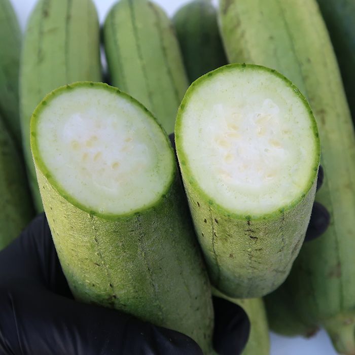 糸瓜と書いて「ヘチマ」 沖縄方言では「ナーベーラー」 先日ストーリーに投稿した 「ヘチマの味噌汁」 たくさんの方から 「ヘチマって食べられるんですか？」とお声いただきました そうなんです‼︎ ヘチマ食べられます😋 . 沖縄では「ヘチマ」は 「ゴーヤー」に並ぶ