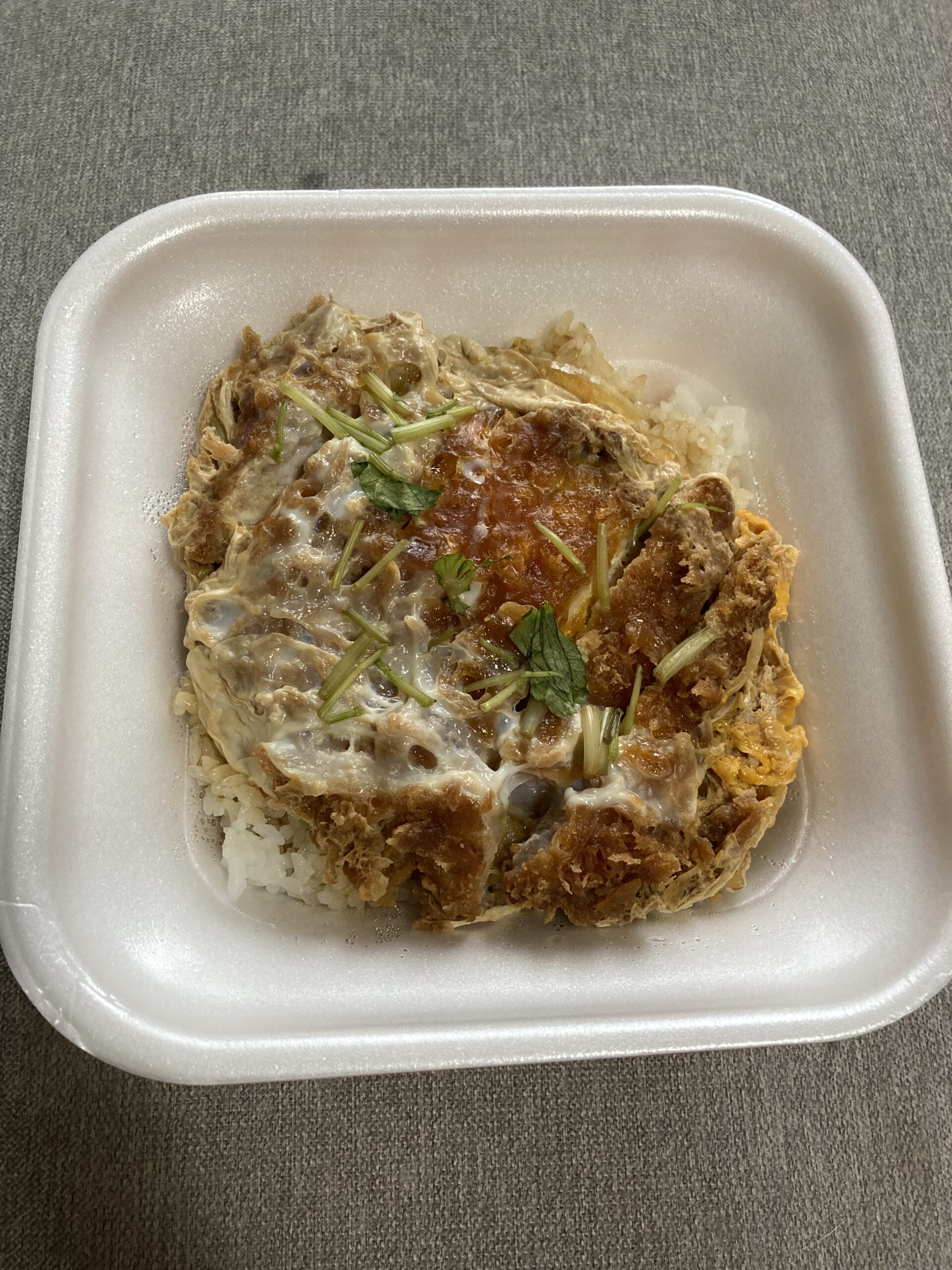 グランドメニュー「とんかつをもっとおいしく、もっと安く」を実現する、とんかつチェーン かつや鹿児島