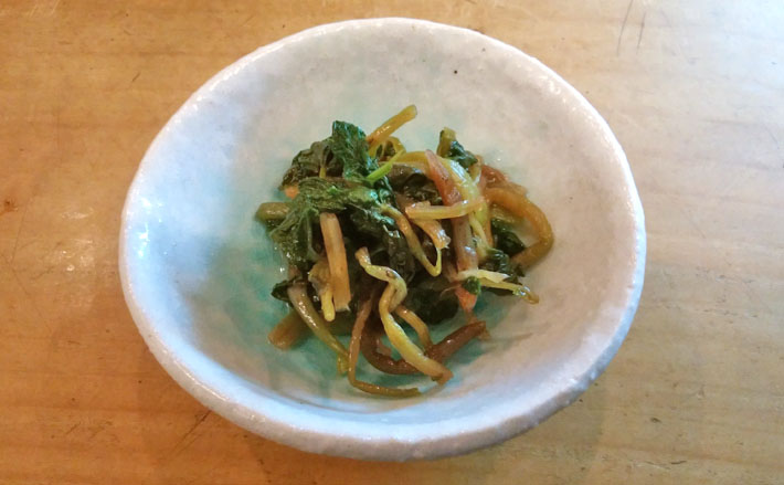 葉わさび醤油漬けです❗️, 葉わさびとはわさびの茎から上の部分を, 指した野菜の一種です。,生の葉わさびは傷みやすく鮮度が落ちると、香りが飛んでしまうため、あまり, 市場に出回りません。, 下調理せずに食べるとあまり辛味が,ありませんが調理するとピリッとした, 辛味とすがすがしい風味がでます。,居酒屋たけ福 たけ福 大阪 大阪居酒屋 梅田 梅田居酒屋 海鮮居酒屋 梅田魚料理 お刺身 お刺身