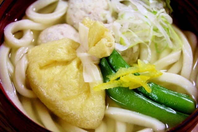 お揚げにうどんが包まれてる！？ 行列必至の人気店『麺闘庵』の「巾着きつね」が旨すぎた2023年12月13日- エキサイトニュース