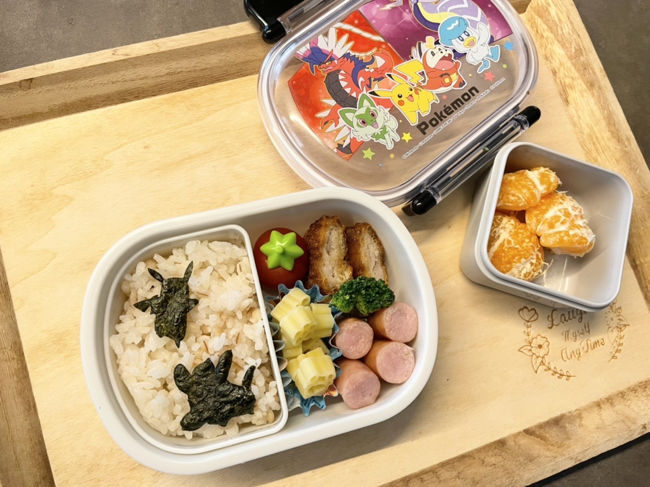 海苔だけでできるキャラ弁シリーズ。今回は男の子も女の子も喜ぶスヌーピー弁当 🐩, これに関しては本当に海苔カットの技術もほとんど必要ない！,どうにでもなる！！！, 不器用さんも、キャラ弁苦手な方もぜひスヌーピーにチャレンジしてみてください。きっとうまくいくはず🙌🏻,幼稚園弁当幼稚園ママ幼児弁当幼児食レシピ幼児食メニュー幼稚園お弁当おべんたぐらむお弁当記録