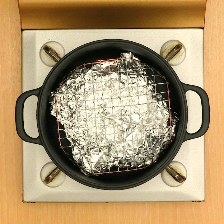 ダッチオーブン料理ローストビーフを作ってみます。 炭火を使います