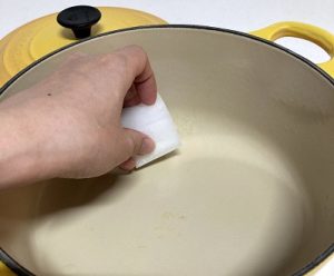 ホーロー鍋の焦げつき汚れを落とす方法 - キッチンお役立ちコラム