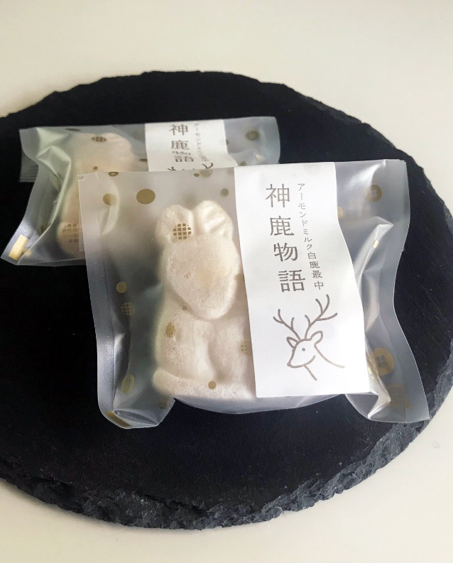 47okashi←全国のご当地お菓子をご紹介！ 『神鹿物語』 🗾: 奈良県 『多口製菓』 🛍: 6個入り 💰: 1,296円○-------------------------------○ ✔️味濃厚なミルク餡にと奈良県産の蜂蜜でキャラメリゼされたローストの優しい甘さと香ばしさが印象的！ 餡には奈良県産の