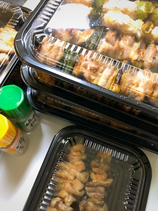 本日からテイクアウト始めます！！ 持ち帰れる商品は店内で飲食出来るメニューの一部になってしまうので、本来であれば店内で飲食していただくのが一番美味しい状態なのですが今日からテイクアウトできるようになったのでお家でもトリキの焼き鳥をお試しください！ 店内