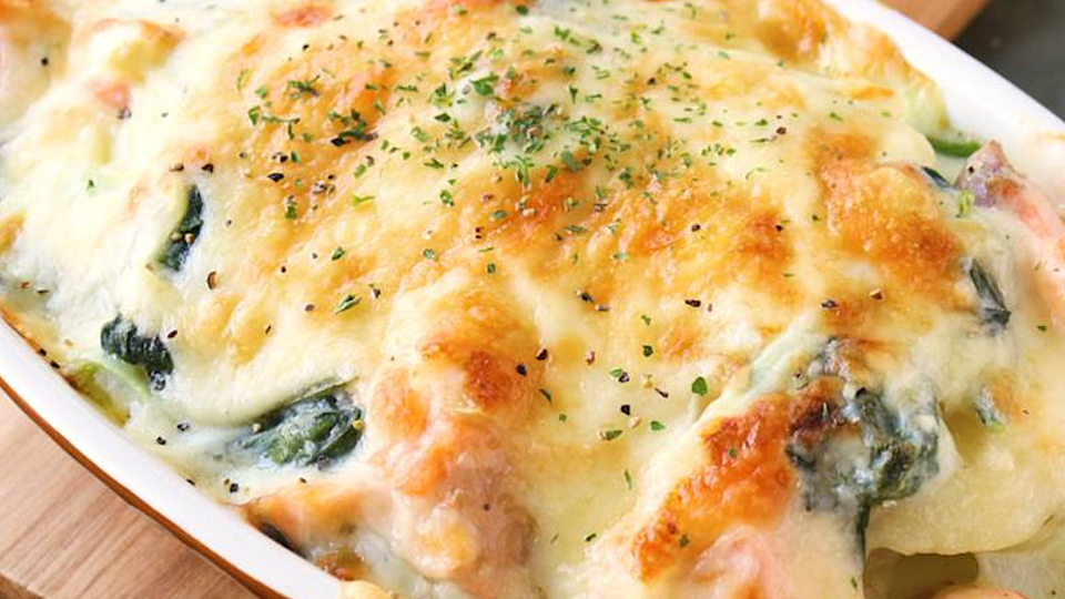 さけとれんこんのマヨネーズグラタンの献立 副菜：青のりポテト、汁物：新玉ねぎとベーコンの洋風のみそ汁 献立 ・メニュー 味の素パーク たべる楽しさを、もっと