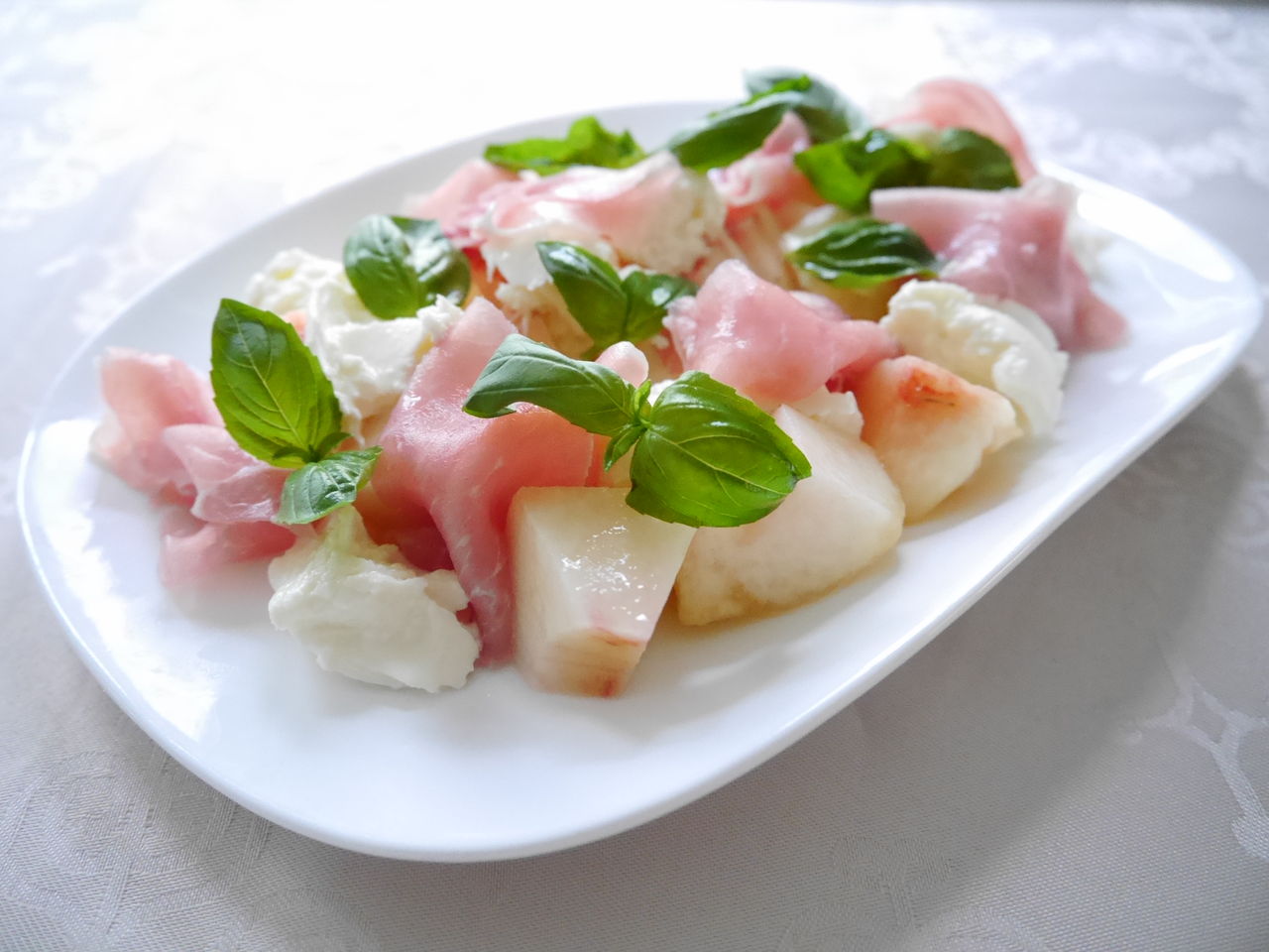 桃と生ハムのカプレーゼ