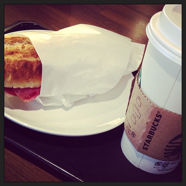 スタバで朝ごはん。きのこのキーマカレー ホットトルティーヤスタバスターバックスきのこのキーマカレーホットトルティーヤ