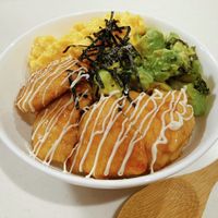 アボカドと鶏胸肉のマヨわさび醤油和え丼スパイス大使レシピ1894: のんびり毎日 日々の暮らしの食卓 いただきますのレシピ 時々 編み物