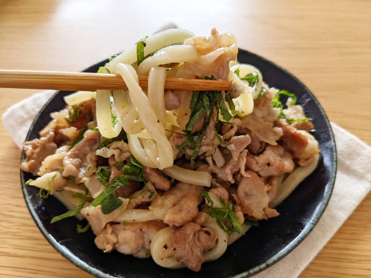 1日5食限定メニュー 第31弾📣人気絶頂✨ 『豚しゃぶと香味野菜の梅だれ冷やし』 残暑にピッタリのさっぱりメニューが登場‼️ 柔らかく茹でた豚しゃぶに 大葉、みょうがをたっぷりのせ、特製梅だれで爽やかに仕上げました🫡 夏の疲れを癒す一杯、是非お試しください✨ 本日