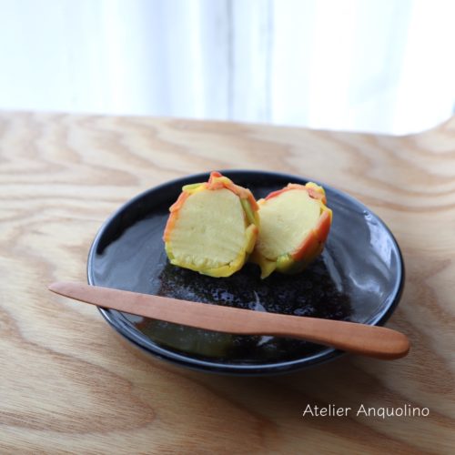 季節の練切和菓子 秋 『山紅葉』 色づいた紅葉の葉を練切で表現した秋らしい和菓子です。 行事食に秋を感じるおやつに、いかがでしょうか♪販売期間：2020年9月1日～11月20日まごころすいーつ和菓子練り切りおやつスイーツwagashi秋紅葉行事食病院食