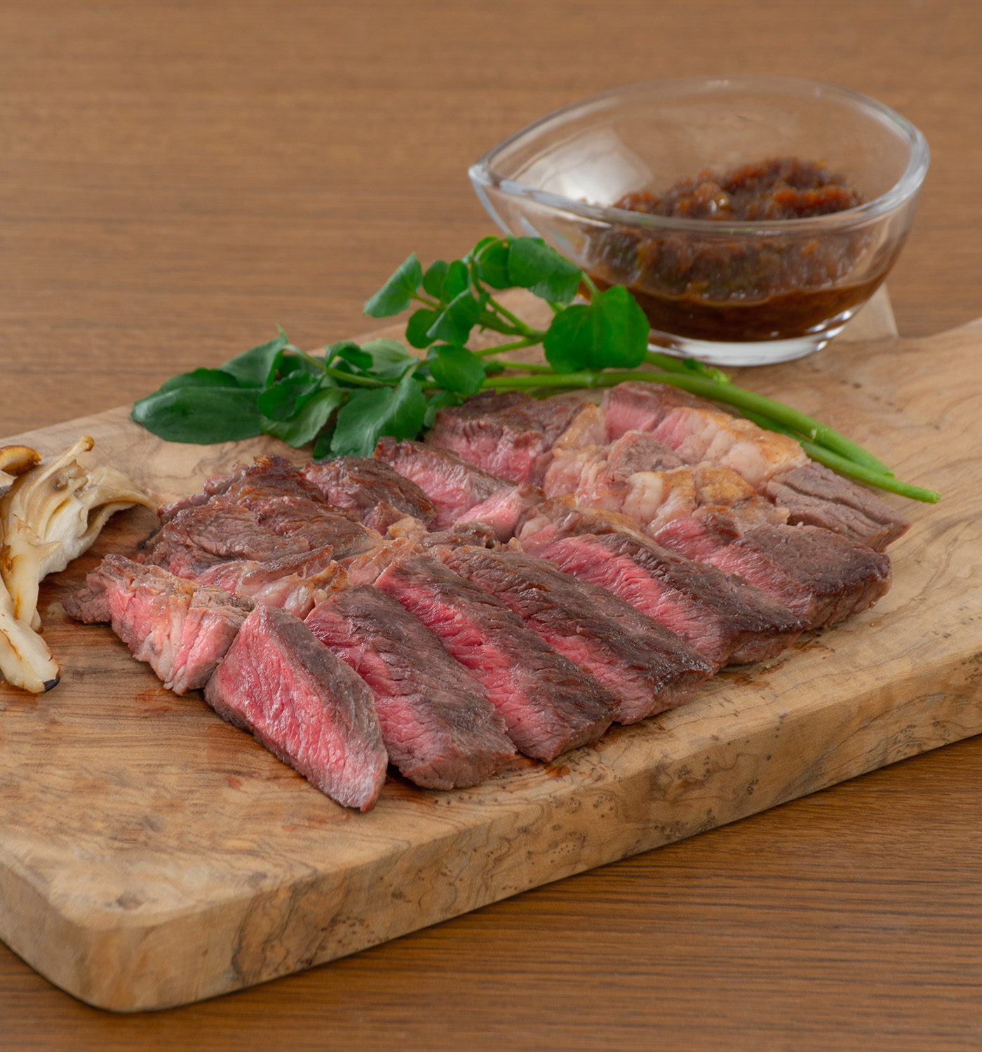 スーパーの牛肩ロースの美味しい焼き方とお肉の部位選びについて解説しています🧑‍🍳, 合わせて作った濃厚チーズソースと牛肉との相性も抜群です🥩,詳しい作り方はYouTubeを観てみて下さい✨,材料 , 牛肩ロース約250g, 塩適量, 黒胡椒適量,チーズソース ,クリームチーズ30g, 生クリーム80g, 牛乳40g, 塩適量, ニンニクすりおろし2g,