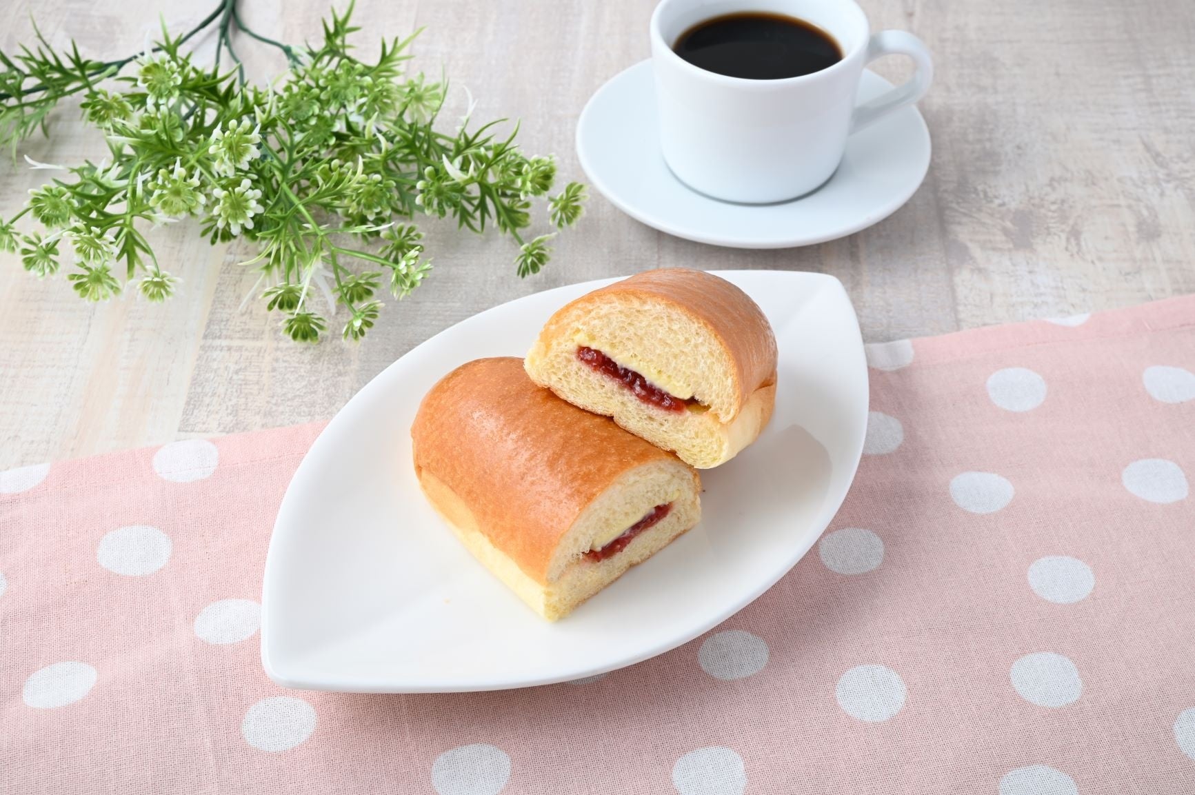 ファミマ 毎日食べたいウマさ！給食みたいな「懐かしパン」具がぎゅうぎゅうに詰まってるの