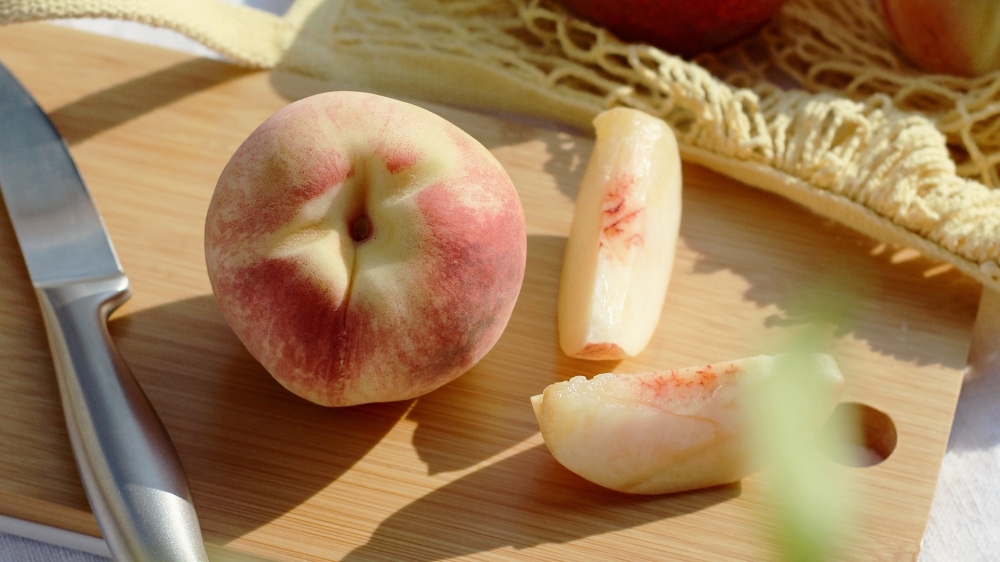 ⁡, ⁡, 🍑桃の保存方法🍑, ⁡, まだ硬い桃は、冷蔵庫保管ではなく, クーラーの効いた部屋や涼しい空間に置いておきましょう🙆, ⁡,柔らかくなったら、, 食べる3、4時間前に冷蔵庫にしまいましょう✨, ⁡, ⁡, どうしても、桃に関しては, 経験と慣れが必要です🙆, ⁡,「自分で桃を買うのはちょっと 」, ⁡, そんなお客さんは、, 今まで投稿してきた,