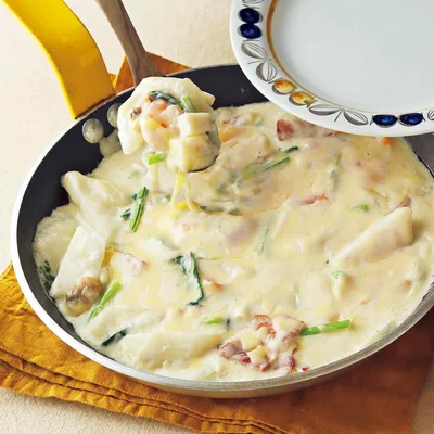 オシャレだけど、ヘルシーな献立😍 明太山芋シーフードグラタンです！ヘルシーだけど美味しいシーフードドリアです😍ソース山芋8センチ豆腐1パック 明太子2腹 白だし、小さじ1ライス玉ねぎ2分の1個 人参2分の1本 お米1.5合 しめじ4分の1株 シーフード100グラム