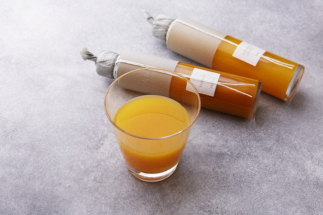 Savour the taste of the season's vitality. Aman Tokyo's original juices aremade from 100% fruit, free from additives and perfectly chilled. 果汁100%の アマン東京オリジナルジュース。添加物や防腐剤を使用せず、まるでフルーツそのものを味わっているかのよう