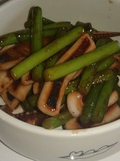 イカげそとニンニクの芽のソテー。安売りのゲソと冷蔵庫にあったニンニクの芽。思わずきれいな彩りに。オリーブオイル、ニンニクでゲソを炒め、一度取り出します。 ニンニクの芽を加え、お湯少々と砂糖も少し、水分がなくなったらゲソを戻して塩、こしょうを。ニンニクの芽