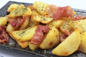 スパムのサイコロジャーマンポテト - 料理研究家リュウジのバズレシピ.com