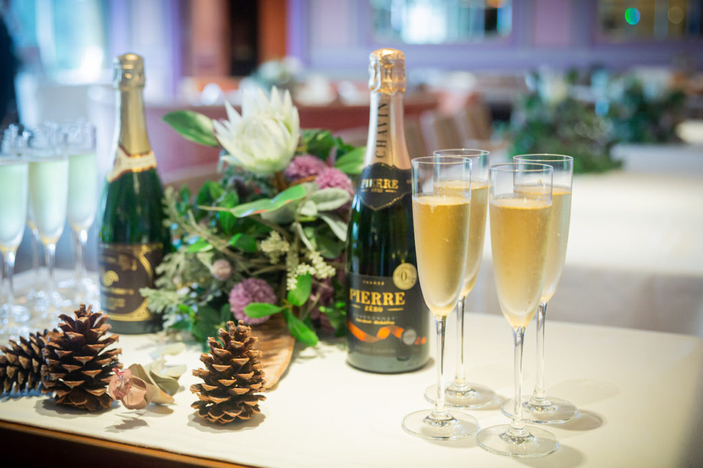 シャンパングラスの正しい持ち方を知っていますお酒買取専門店高価買取・高く売るならFive Needs