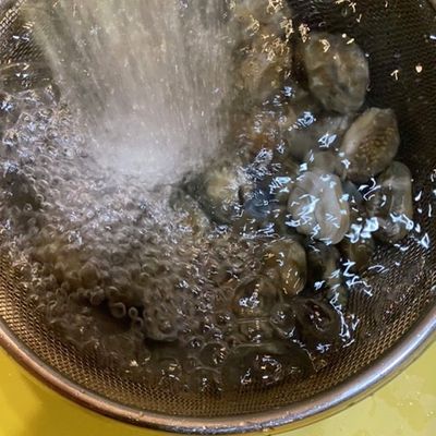 砂抜き方法も解説！基本のあさりの酒蒸しの作り方