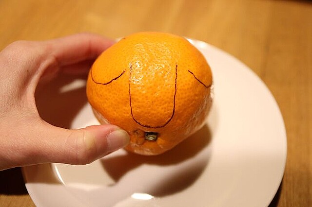 みかんの皮を早くむく方法「和歌山むき」「大阪むき」和歌山県のご当地情報オレンジページnet