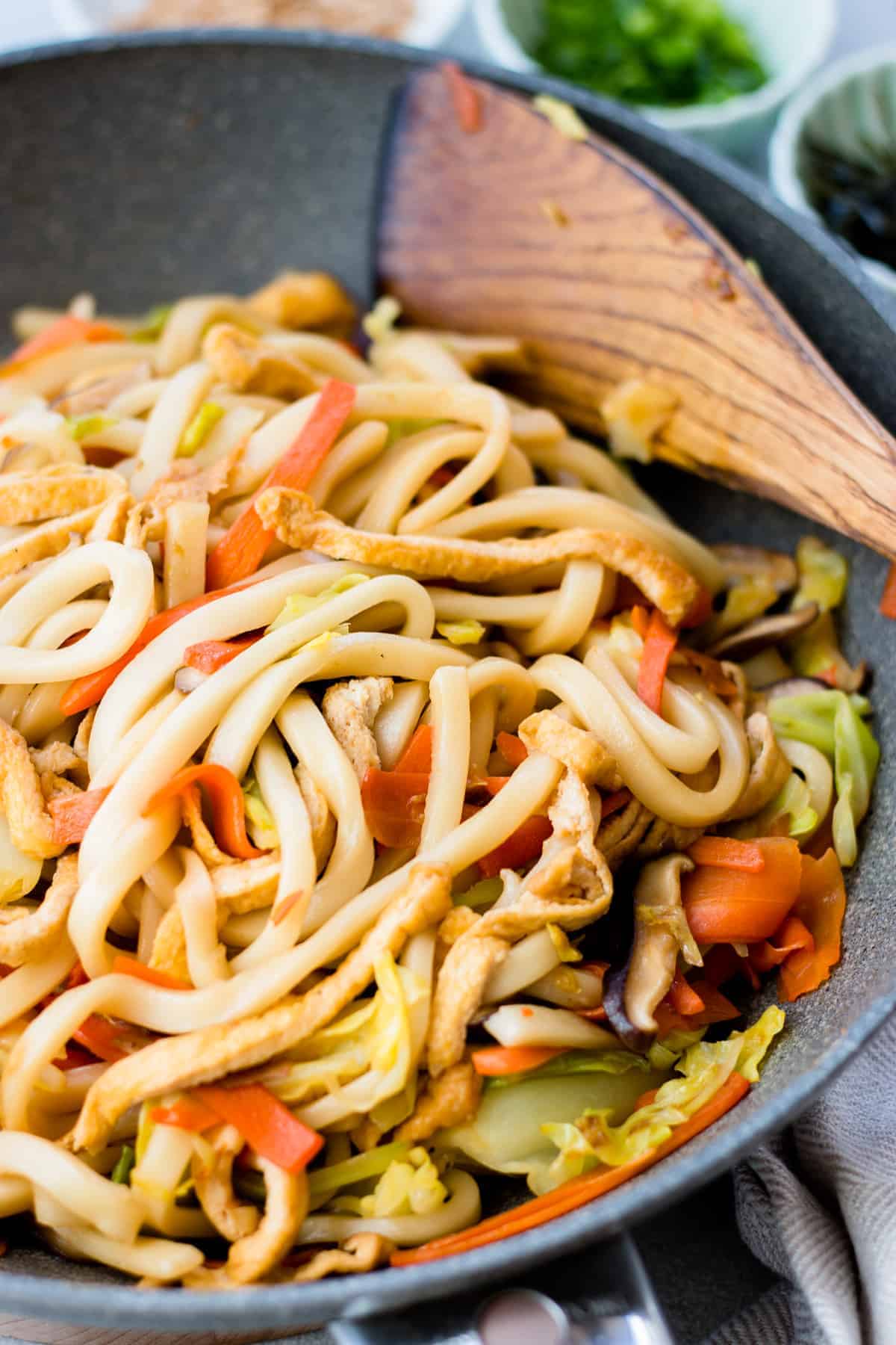 ピリ辛焼きうどんレシピ！豆板醤でパパッと10分の簡単な作り方