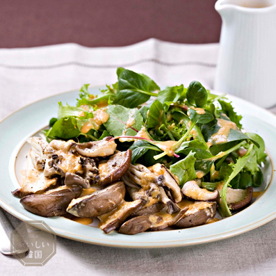 イルキャンティのサラダを紹介🥗 キノコがたっぷり🍄 ”森のサラダ” たっぷり葉野菜の上に 丁寧にソテーしたたくさんの種類のキノコ ＆食感が楽しいパリパリキノコをトッピング ばか旨のイルキャンティドレッシング 魚介やベーコンもよいのですが キノコ・ めっちゃく