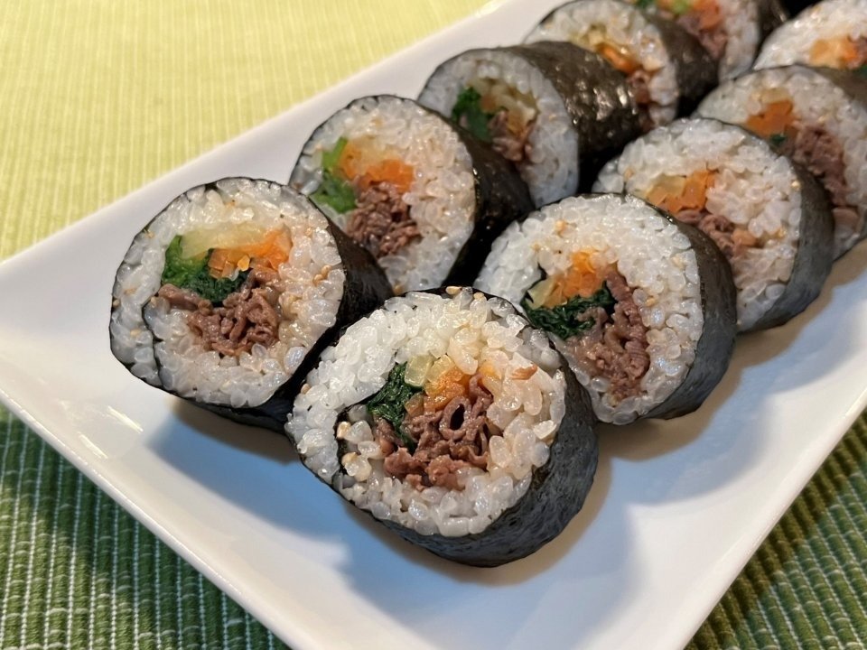 韓国人ソウルフードキンパキンパ韓国料理料理レシピ , 🍴**材料8本分 **🍴, キュウリ: 1本, ニンジン: 1本, 卵:5個, 魚肉ソーセージ: 8本, ゴボウ: 8本, ハム: 8本, カニカマ: 4本, 塩: 適量キュウリの塩もみ用、卵とニンジンの味付け用 ,醤油: 適量おでん炒め用 , 海苔: 8枚キンパ用 , ご飯: 1100g, 塩: 11g