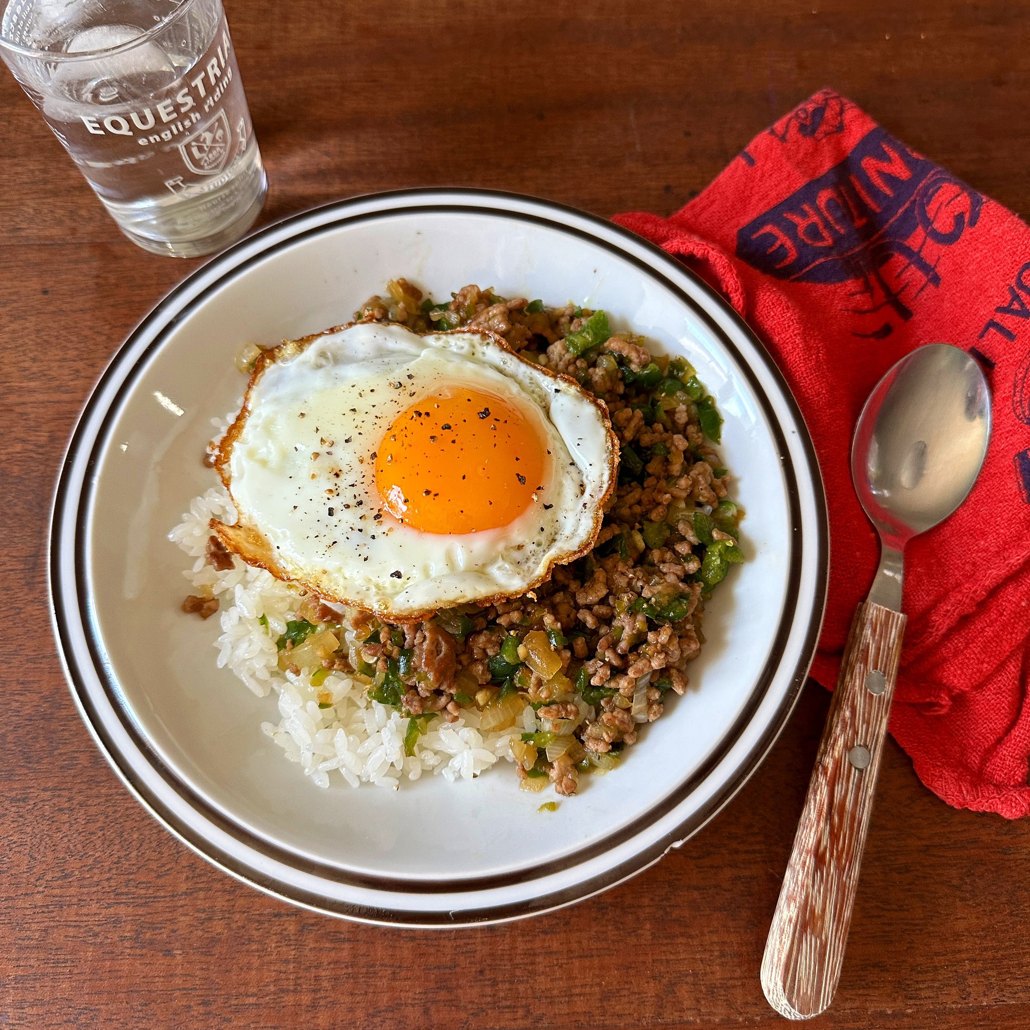 レンジでトマトハンバーグ＜材料 2人分 ＞ 合いびき肉 200g 卵 1個 パン粉 大さじ4 牛乳 大さじ4 トマトの水煮 カットタイプ200g 砂糖 大さじ1 ウスターソース 大さじ1 顆粒コンソメスープの素 小さじ1 塩 適量 こしょう 適量 ドライパセリ 適量 黒こしょう 粗