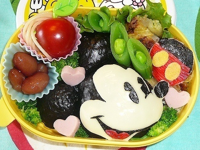 他のかわいいお弁当はここから𐩢𐩺▷▷ @chyakobento , ミッキーバーガーをはんぺんで作ってみましたᵕ̈*こんなにかわいいのに、ミッキー型とミッキー手袋ピックがダイソーとセリアで買えるのは本当にありがたい⸝⋆ ,お弁当に入れてもかわいいし、パーティーメニューにもぴったり˖* ‎𓊆 ポイント𓊇, ✬はんぺんの表面に醤油を塗るとバンズっぽくなります,